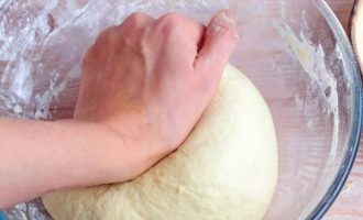 Замесите тесто вручную, добавив немного больше муки, если необходимо, чтобы тесто не прилипало к рукам или столу. На этом этапе тесто должно быть гладким и эластичным.