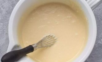 Вылейте смесь молока и яиц в миску с сухими ингредиентами и взбивайте до однородности. Дайте тесту постоять 5-10 минут.