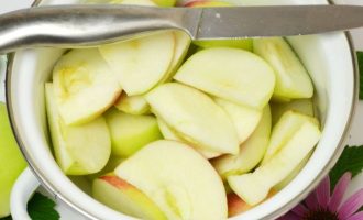 Далее яблоки разрезать пополам, удалить перегородки, семена и нарезать по всей длине на крупные дольки. Очищать яблоки не нужно.