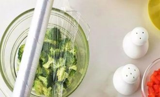 Прогрейте нарезанную капусту брокколи в микроволновой печи