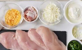 Подготовьте ингредиенты для фарширования куриных грудок с сыром и перцем халапеньо