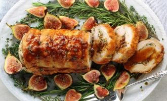 Фаршированная свиная вырезка с инжирным соусом