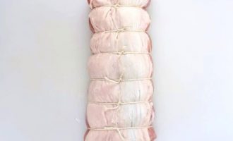 Перевяжите рулет шпагатом