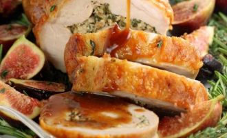 Фаршированная свиная вырезка с инжирным соусом