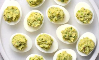 Как приготовить фаршированные яйца с авокадо
