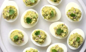 Рецепт фаршированных яиц с авокадо