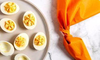 Фаршированные яйца с беконом - пошаговый рецепт