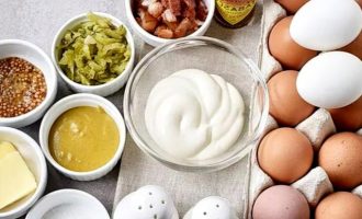 Фаршированные яйца с беконом и соленьями - ингредиенты
