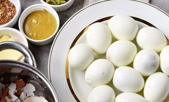 Фаршированные яйца с беконом и соленьями - как готовить