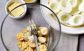 Фаршированные яйца с беконом и соленьями - пошаговый рецепт