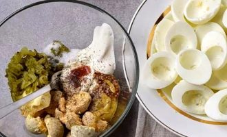 Фаршированные яйца с беконом и соленьями - домашний рецепт
