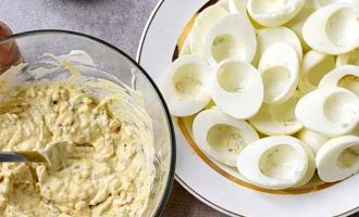 Рецепт фаршированных яиц с беконом и огурчиком