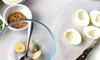 Фаршированные яйца с беконом и сыром - рецепт