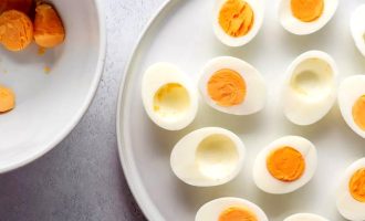 Фаршированные яйца с пряностями - рецепт