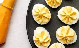 Как приготовить фаршированные яйца с сыром
