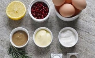 Подготовьте все ингредиенты для фаршированных яиц с пряностями и зернами граната