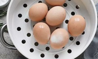 В большой кастрюле отварите 6 яиц. Вы также можете сварить яйца в пароварке или в мультиварке