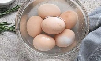 Шумовкой переложите яйца в миску с ледяной водой и дайте полностью остыть, 5–10 минут
