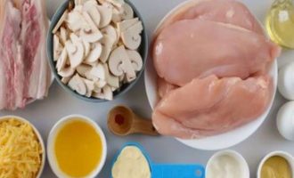 Подготовьте все ингредиенты для приготовления фаршированного куриного филе