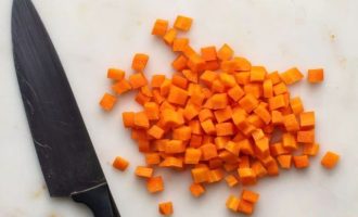 Очистить морковь и нарезать кубиками.