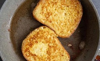 Разогрейте сковороду на среднем огне с маслом. Добавьте размоченные ломтики хлеба и обжарьте все до золотистого цвета с каждой стороны.