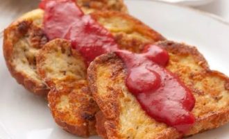 Французский тост с ягодным соусом