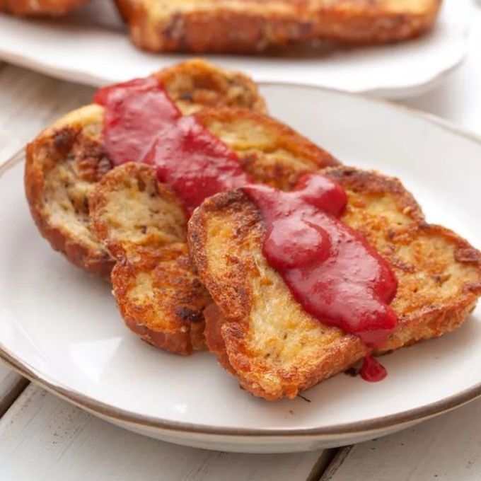 Французский тост с ягодным соусом