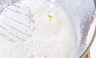 Удалите стручки ванили, затем медленно и постепенно влейте молоко в яичную смесь.