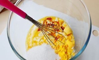 Сварите вкрутую яйца, очистите, отделите белки от желтков. Белки нам не пригодятся. Желтки разотрите при помощи столовой вилки. В размягченное сливочное масло присоедините сахарный песок, ванильный экстракт, соль, все хорошо перемешайте и соедините с желтками.