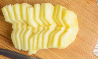 Если у вас свежий ананас, очистите его от кожуры и сердцевины, а затем нарежьте ломтиками. Если ломтики ананаса консервированные, слейте сироп.