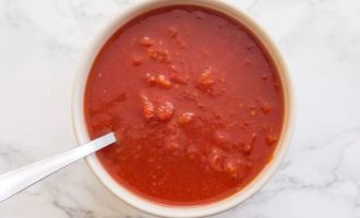 Для соуса смешайте нарезанные кубиками помидоры, томатный соус, сахар, уксус и 1/2 стакана воды. Кто любит морковь и красный болгарский перец, то тоже можно добавить.
