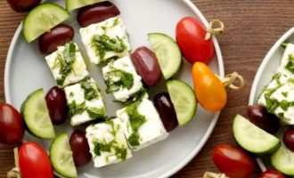 Как приготовить греческий салат на шпажках