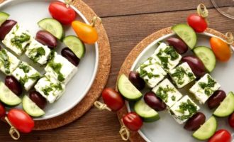 Греческий салат на шпажках