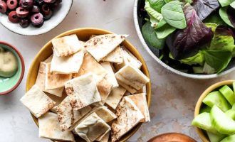 Греческий салат с гренками - ингредиенты