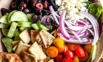 Греческий салат с гренками - пошаговый рецепт