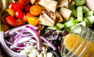 Греческий салат с гренками - рецепт