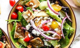 Греческий салат с гренками - приготовление