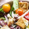 Греческий салат с гренками