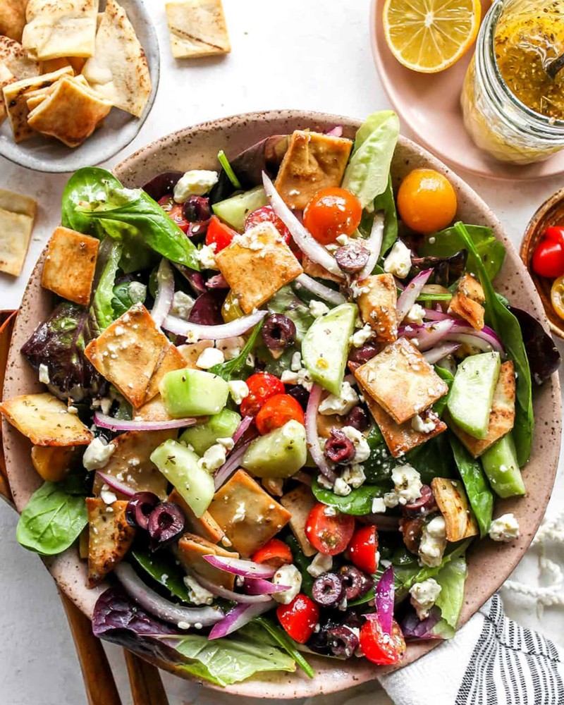 Греческий салат с гренками - пошагово