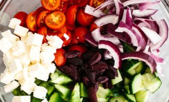 Как приготовить греческий салат с курятиной и авокадо
