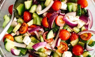 Как приготовить греческий салат с авокадо и курятиной