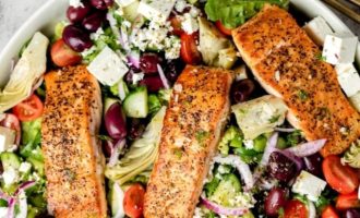 Рецепт греческого салата с лососем