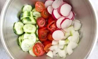 Греческий салат с редисом - простой рецепт