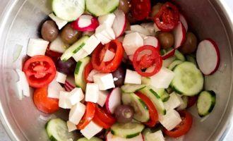Греческий салат с редисом - рецепт