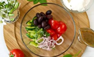 Греческий салат с томатами - приготовление