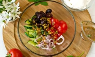 Греческий салат с томатами - рецепт