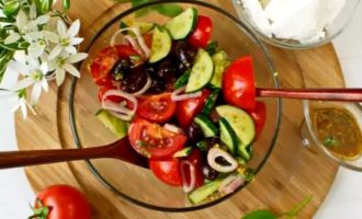 Греческий салат с томатами - пошаговый рецепт