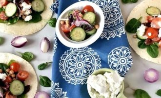 Греческий салат в лаваше