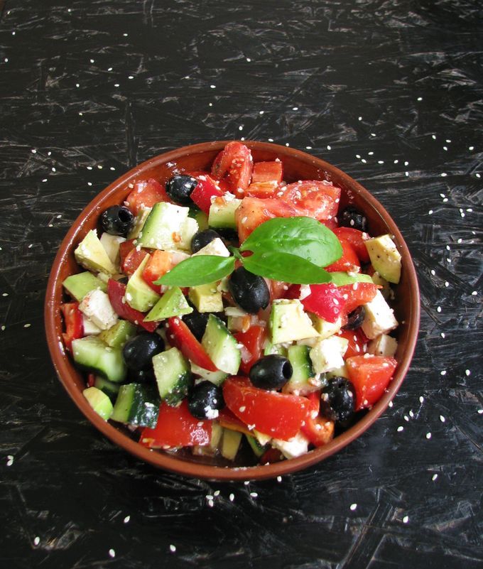Греческий салат с авокадо к Новогоднему столу