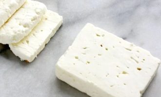 Сыр Фетакса нарежьте на тонкие пластины или ломтики.